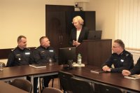 zdjęcia kolorowe: zabrzańscy policjanci podczas odprawy rocznej.