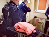 zdjęcie kolorowe: zatrzymany poszukiwany z policjantami