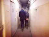 zdjęcie kolorowe: zatrzymany poszukiwany z policjantami