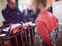 zdjęcie kolorowe: zatrzymany poszukiwany z policjantami