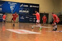 zdjęcie kolorowe: Zawodnicy podczas III Charytatywnego Turnieju Futsalu o Puchar Komendanta Miejskiego Policji w Zabrzu