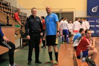 zdjęcie kolorowe: Zawodnicy podczas III Charytatywnego Turnieju Futsalu o Puchar Komendanta Miejskiego Policji w Zabrzu