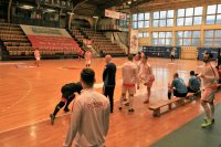 zdjęcie kolorowe: Zawodnicy podczas III Charytatywnego Turnieju Futsalu o Puchar Komendanta Miejskiego Policji w Zabrzu