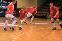zdjęcie kolorowe: Zawodnicy podczas III Charytatywnego Turnieju Futsalu o Puchar Komendanta Miejskiego Policji w Zabrzu