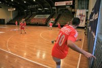 zdjęcie kolorowe: Zawodnicy podczas III Charytatywnego Turnieju Futsalu o Puchar Komendanta Miejskiego Policji w Zabrzu