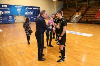 zdjęcie kolorowe: Zawodnicy podczas III Charytatywnego Turnieju Futsalu o Puchar Komendanta Miejskiego Policji w Zabrzu