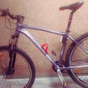 zdjęcie kolorowe: rower ujawniony przez  policjantów.