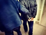 zdjęcie kolorowe: policjant i zatrzymany mężczyzna.
