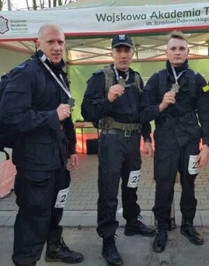 Zdjęcie kolorowe: policjanci z medalami