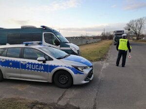 Zdjęcia kolorowe: radiowóz oraz policjant