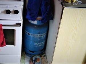 Zdjęcia kolorowe: butle w mieszkaniu