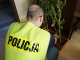 Zdjęcie kolorowe: policjant przeprowadzający czynności