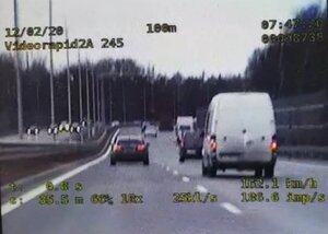 Zdjęcie kolorowe: samochody na drodze