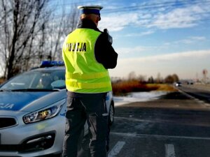 Zdjęcie kolorowe: Policjant i radiowóz