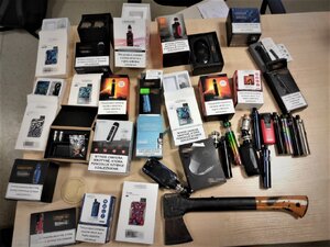 Zdjęcia kolorowe: zabezpieczone e-papierosy