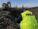 zdjęcie kolorowe:  policjanci podczas zabezpieczenia miejsce nielegalnego składowania odpadów.