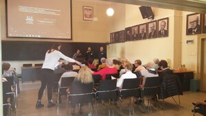 zdjęcie kolorowe: policjancie podczas  zajęć na  uniwersytecie III wieku