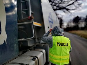 zdjęcie kolorowe: policjanci podczas oględzin nielegalnego przewozu odpadów.