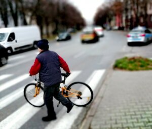 zdjęcie kolorowe: przejście dla  pieszych