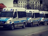 zdjęcie kolorowe: policyjne radiowozy podczas zabezpieczenia meczu górnika Zabrze