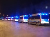 zdjęcie kolorowe: policyjne radiowozy podczas zabezpieczenia meczu górnika Zabrze