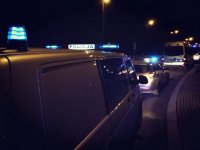zdjęcie kolorowe: policyjne radiowozy podczas zabezpieczenia meczu górnika Zabrze
