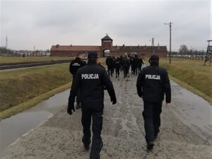 Zdjęcie kolorowe: policjancie podczas warsztatów przeciwko mowie nienawiści.