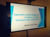 Zdjęcie kolorowe: policjanci w trakcie szkolenia dotyczącego korona wirusa