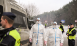 Zdjęcie kolorowe: policjanci w trakcie działań związanych ze zwalczaniem koronawirusa.