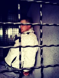 Zdjęcie kolorowe: zatrzymany mężczyzna, który był poszukiwany listem gończym.