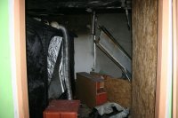 Zdjęcie kolorowe: wnętrze spalonego mieszkania, w którym prowadzono  plantacje marihuany.