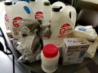 Zdjęcie kolorowe: środki ochrony sanitarnej wykorzystywane przez policjantów podczas walki z epidemią covid-19