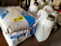 Zdjęcie kolorowe: środki ochrony sanitarnej wykorzystywane przez policjantów podczas walki z epidemią covid-19