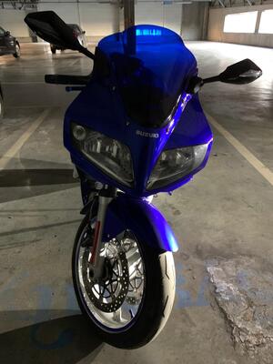 Zdjęcie kolorowe: skradziony motor koloru niebieskiego odzyskany przez  policjantów z Zabrza.