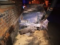 Zdjęcie kolorowe: rozbity samochód marki fiat