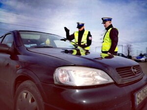 zdjęcie kolorowe: policjanci ruchu drogowego w trakcie kontroli.