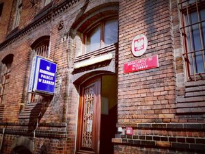 zdjęcie kolorowe: wejście do trzeciego komisariatu policji w Zabrzu