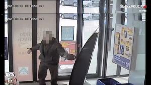 Zdjęcie kolorowe: Mężczyzna w sklepie