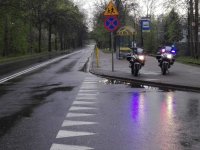 Zdjęcia kolorowe: Umundurowani policjanci kontrolują prędkość pojazdów