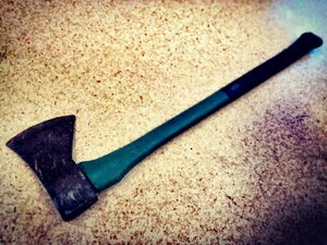 Zdjęcie kolorowe: zatrzymana siekiera będąca przedmiotem kradzieży