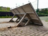 Zdjęcie kolorowe: przewrócony stół do ping-ponga