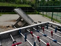 Zdjęcie kolorowe: przewrócony stół do ping-ponga