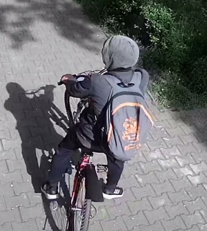 zdjęcie kolorowe: sprawca kradzieży torebki