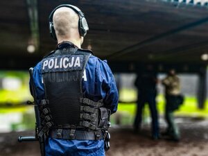 Zdjęcie kolorowe: Policjanci KMP Zabrze podczas zajęć strzeleckich.