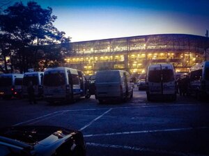 Zdjęcie kolorowe: policjanci obok stadionu górnika Zabrze