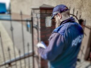 Zdjęcie kolorowe: dzielnicowy sierż. Łukasz Dążałowicz podczas czynności służbowych.