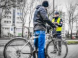 Zdjęcie kolorowe: policjant kontroluje rowerzyste