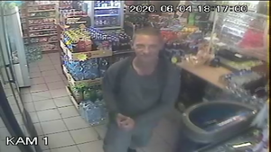 Zdjęcie kolorowe: wizerunek sprawcy kradzieży torebki