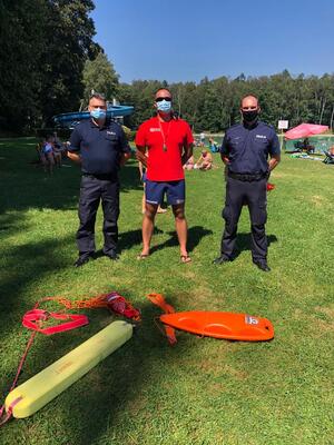 Zdjęcie kolorowe: zabrzańscy profilaktycy w trakcie spotkania dotyczącego bezpieczeństwa nad wodą