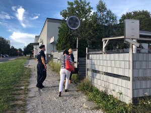 zdjęcie kolorowe: policjant w trakcie kontroli placówek handlowych i usługowych.